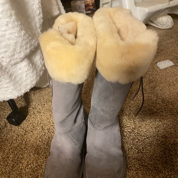 UGG gray fur in the inside Tall Uggs size 8 - Picture 12 of 13